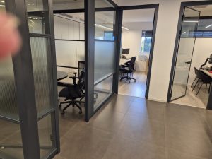 בעתיר ידע כפר סבא, משרד מפואר כ-150 מ"ר, מחולק + open space, עם חניה